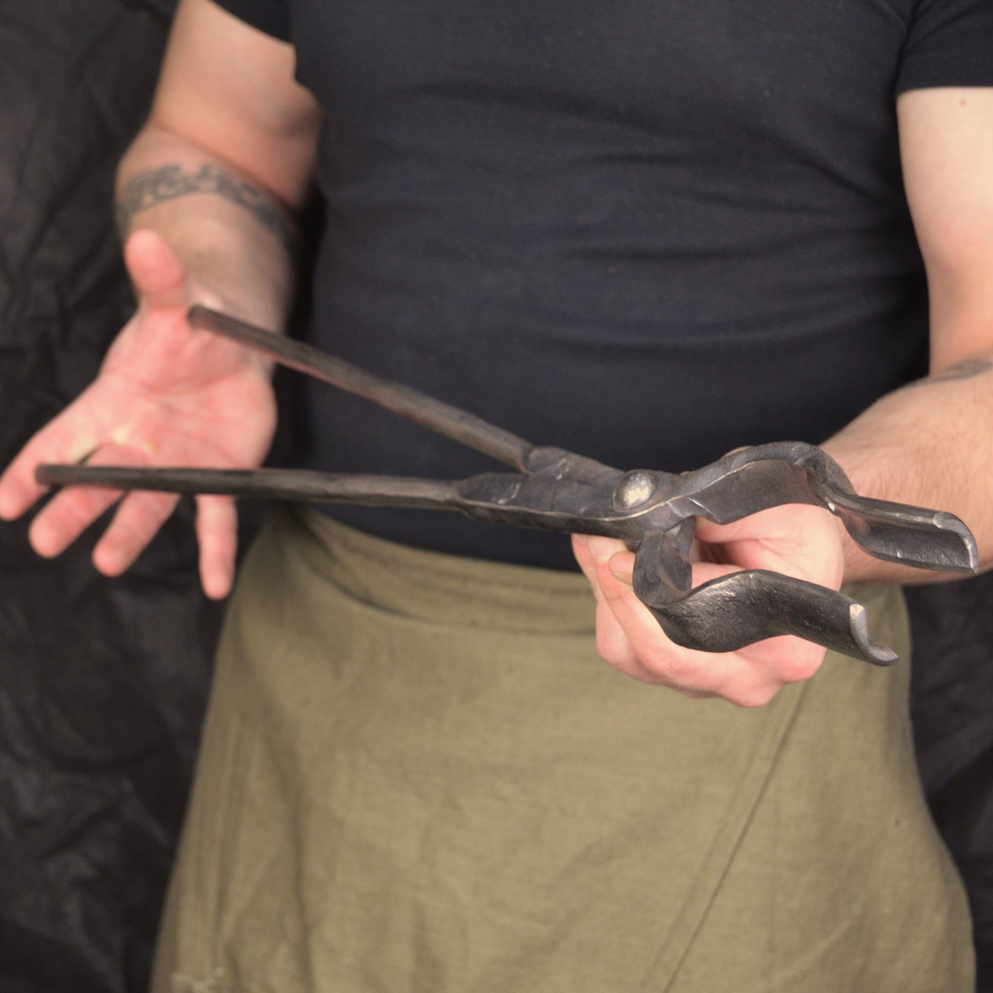 Blacksmithing Round Jaw Tongs: Precision Forging Tool
