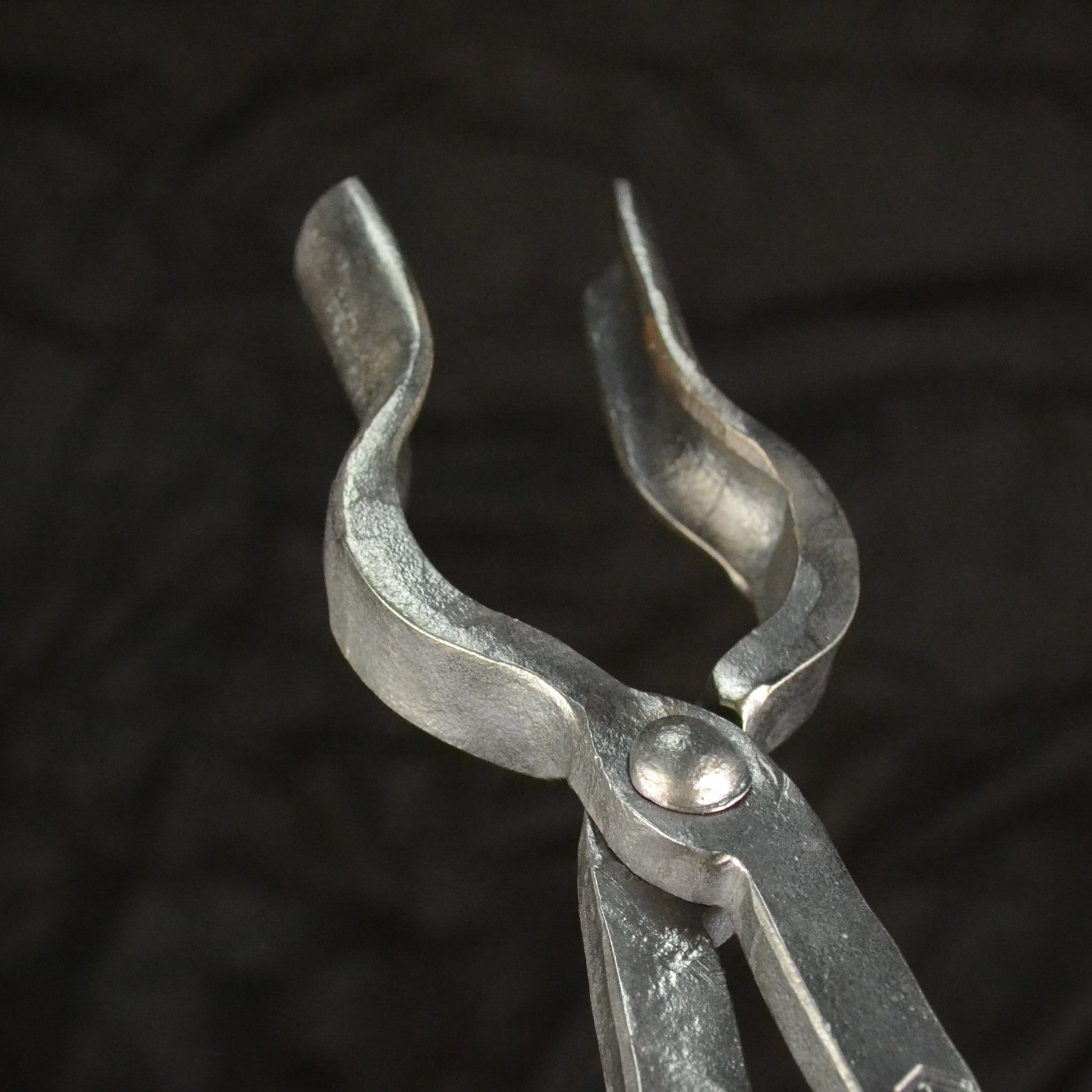 Blacksmithing Round Jaw Tongs: Precision Forging Tool