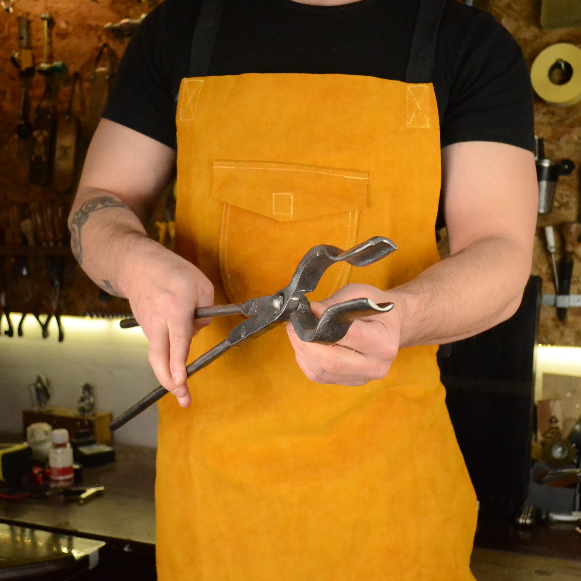 Blacksmithing Round Jaw Tongs: Precision Forging Tool