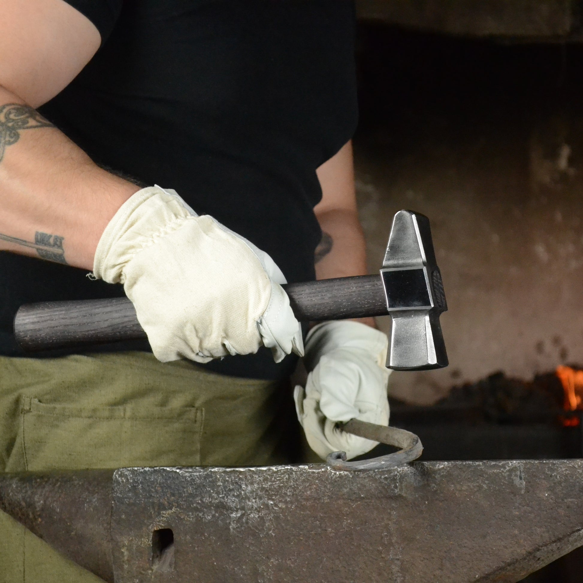 Professional Blacksmith Cross Peen Hammer – Hand Forged AISI 1080 Steel – 2,5 lbs Forging Hammer – Ash Wood Handle