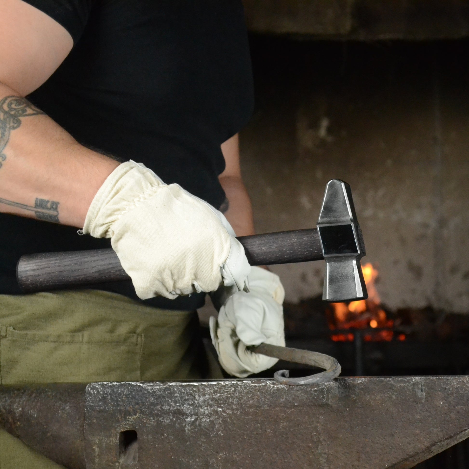Professional Blacksmith Cross Peen Hammer – Hand Forged AISI 1080 Steel – 2,5 lbs Forging Hammer – Ash Wood Handle